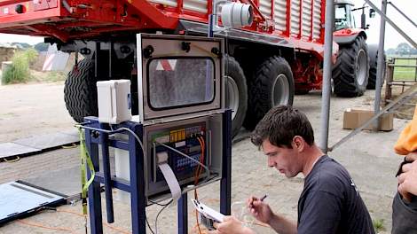 Uitzendkracht Arco Amperse noteert nauwkeurig bij iedere wagen het gewicht en het perceel. Daarnaast wordt van iedere wagen de ds bepaald door een handje gras in een stoof te leggen.