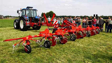 De tanden van de schudders van Lely zijn geknikt. Het maakt volgens Rob Vissers van Vissers Mechanisatie een hogere rijsnelheid mogelijk.