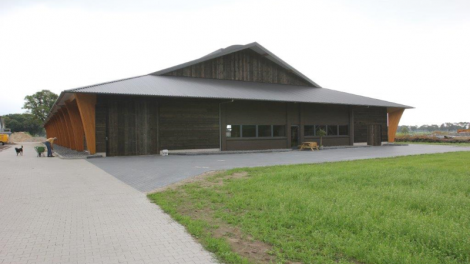 In april verhuisden de 80 koeien van familie Langenkamp naar de nieuwe vrijloopstal, die plaats biedt aan 120 stuks.