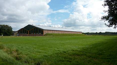 De nieuwe kalverstal voor 1.600 rosés in Uddel van de familie Kroes is een opvallende verschijning in het landschap.