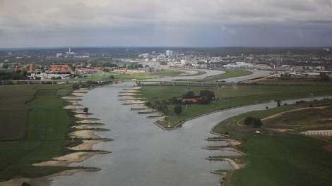 Het bedrijf van Ton Reijers, in het midden van de foto, is ingeklemd tussen de Rijn (links) en de IJssel (rechts). 's Winters loopt de huiskavel volledig onder.