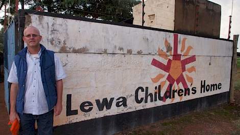 Baraka Farm is onderdeel van Lewa Children’s Home. De Keniaanse Phyllis Keino is eigenaresse van het 200 hectare grote land waar de boerderij en weeshuis staan. Jos Creemers (foto) is bedrijfsleider van Baraka Farm en werkt in loondienst.