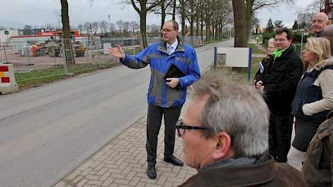 Geurts (met groene sjaal) uitte zijn trots op de sector en de bouw en de daarmee samenhangende werkgelegenheid in de krimpgemeente Berkelland. De nieuwbouw van de fabriek levert 300 banen op. Wel bracht Geurts het toekomstperspectief van jonge boeren onde