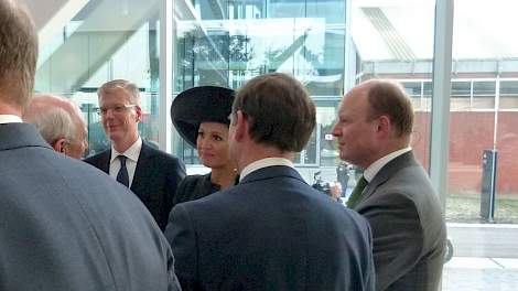 Koningin Máxima luistert na afloop van het rondetafelgesprek aandachtig naar WUR-bestuursvoorzitter Aalt Dijkhuizen. Op de foto van links naar rechts Aalt Dijkhuizen, Alexander van der Lely, Máxima, Piet Boer en Koen de Heus.
