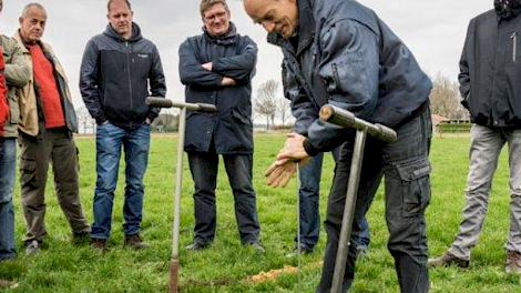 Henry van den Akker van DLV-plant demonstreert hier het visiteerijzer om eventuele bodemverdichting op te sporen. De meting is subjectief maar het verschil tussen sporen, kopakker en losse grond is duidelijk meetbaar.