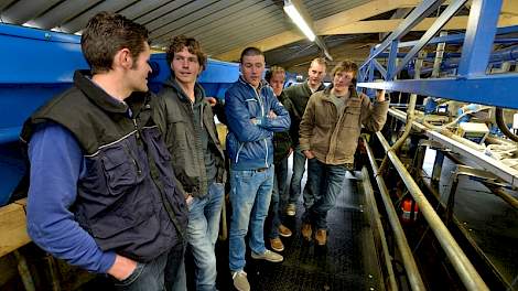 De studieclubleden van de Dairy Farmers of Salland vellen hun oordeel over de 2 x 10 stands mobiele Mobistar swingover melkstal van Rob Boerkamp (links op de foto).