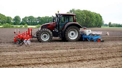 Om de eg geschikt te maken voor maïs zaaien, werden aanpassingsstukken gemaakt om de machine te verbreden. De werkbreedte van de 6-rijige Monosem NG+ zaaimachine is 4,5 meter. De eg werd 4,90 meter breed.