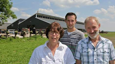 Adrie (60), Joke (57) en Lennart (26) Streng kozen voor een nieuwe stal met Italiaans dak. Een van de redenen is de eis van de welstandscommissie om, ondanks de stalbreedte van 34 meter, het dak niet hoger dan 10 meter te maken. Daarnaast sprak de goede v