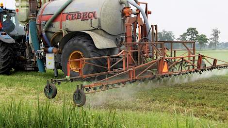 De ontwikkeling van de triplespray is een initiatief van de NMV. Bij dit systeem wordt er zowel voor als na de bemesting water verneveld. Eerst wordt het gras nat gemaakt zodat de mest makkelijker afspoelt van de plant naar de bodem.