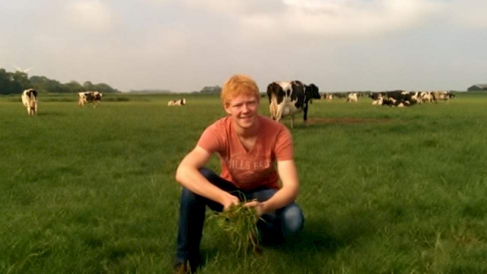 Mede-bedenker Arjan Stokman: „Wij hebben goede ervaringen met het achteraf mengen van rundveemest met zaad. We kunnen echt zien dat de graszode een veel hogere dichtheid heeft."