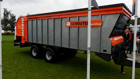 Schouten toont voor het eerst haar nieuwe voerwagen, de Quickfeed MDW. Uniek aan deze wagen zijn de horizontale vijzels, de hydraulische afsluitdeur voor de walsen, de gaffelketting, die volgend de fabrikant niet stuk kan, en de kunststof bodem.