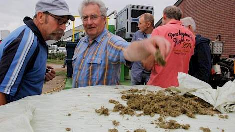 Veehouders beoordelen kritisch de grasvezel in de baal.