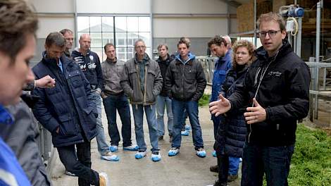 Volgens Evert Wind (rechts), excursiebegeleider en adviseur bij Agrifirm Exlan, is het vooral een kwestie van jezelf de juiste vragen stellen en daarop de keuzes baseren.