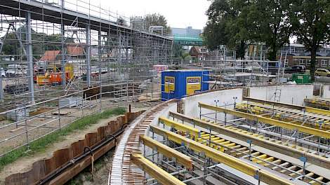 Links op de foto een stukje van de aangelegde leidingenstraat van de bestaande weifabriek naar de nieuwe locatie van de poederfabriek. ‘De melk gaat naar die fabriek waar deze in die week het meeste opbrengt. Daarom verandert het schema van de RMO chauffe