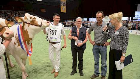Tweede van rechts Jan Hermanussen met zijn vrouw Liesbeth (derde van rechts) op de NRM van 2014. De koe met catalogusnummer 201 is de kampioensvaars Barendonk Wilma 300 (v. Mr Savage).