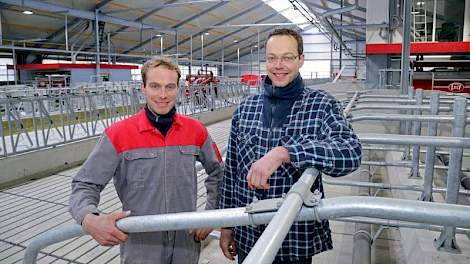 Arend en Jouke op de Hoek in de nieuwe 3+3 rijige ligboxstal.