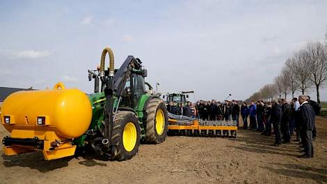 Loonbedrijf Van Amstel uit Lith (NB) investeerde in een sleepslangbemester die zowel op grasland als op bouwland kan bemesten.