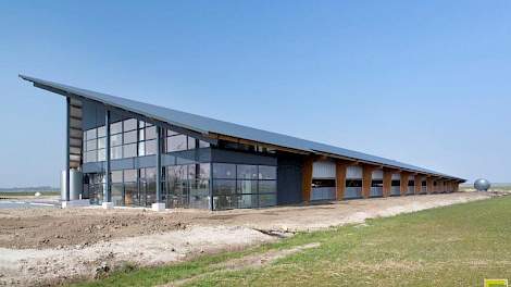 Hermen en Leanne Spans runnen vanaf het najaar van 2014 de biologische melkveehouderij Weidevol met weidevogelbeheer. „Waar boeren vroeger nog wel eens op gespannen voet leefden met het beleid van Natuurmonumenten, doen wij dat anders. Wij willen op onze