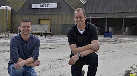 Links verkoopleider Andries Sneep en rechts directeur Camiel Hoogland van fouragebedrijf Hoogland BV uit Ferwerd (FR).