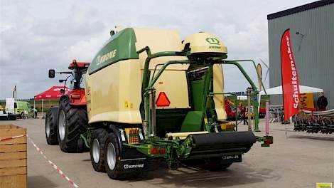 Verschillende machineleveranciers toonden hun ontwikkelingen op het gebied van opbrengstmeting en grashoogtemeting. Zo heeft Krone een weeginrichting voor balen op haar pers-wikkelcombinatie. Schuitemaker is zelfs bezig met apparatuur om de voederwaarde t