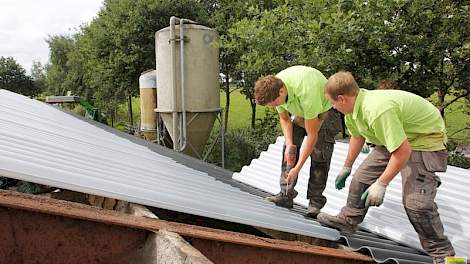 Medewerkers van agrarisch renovatiebedrijf Rennova vervingen deze week asbestvrije golfplaten en pvc-lichtplaten door een lichtdoorlatend en warmtewerend polycarbonaat dakbedekking bij melkveehouder Ronald Diepman in Zwolle (OV).