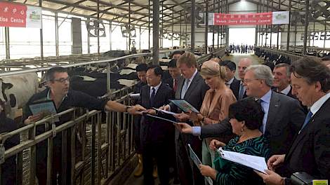 Het Koninklijk paar, minister Koenders, staatssecretaris Sharon Dijksma, CEO FrieslandCampina Roelof Joosten en director van het SDDDC Prof. Dr. Li Shengli kijken toe bij een training ‘Koesignalen’.