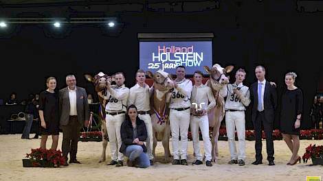 Het toptrio bij de roodbonte senioren met van links naar rechts kampioene P Ralst Princes, reservekampioene Marjan 26 en Bieuw Lenora 25, die een eervolle vermelding kreeg.