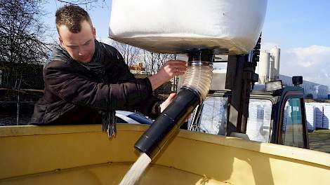 Makkelijk Big Bag legen met Agrifirm Raimo Big Bag dispenser. Trekkerweb doet de test