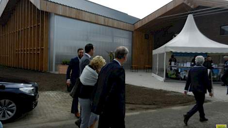 Aankomst van de staatssecretaris Van Dam bij het vernieuwde Dairy Campus, met op de achtergrond het nieuwe ontvangstgebouw.