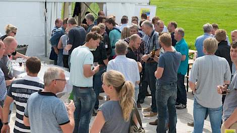 Ondanks het mooie weer, waardoor veel melkveehouders aan het inkuilen waren, kwamen er toch ruim 100 melkveehouders op de Regiodag af. Melkveehouder André Arfman uit Vorden (GD) stelde zijn bedrijf met 175 stuks melkvee beschikbaar voor het evenement.