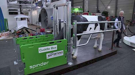 Spinder Cuddle Box, koe bij het kalf na geboorte - www.melkvee.nl @Eurotier 2016