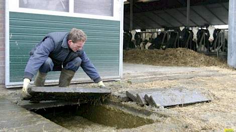 Archieffoto van het openen van een mestput. De veehouder is niet betrokken bij het onderzoek.