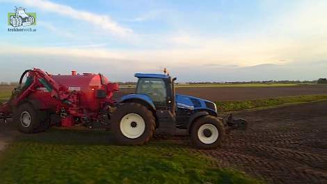 New Holland T8.330 en Schuitemaker Robusta bouwland injecteren Trekkerweb