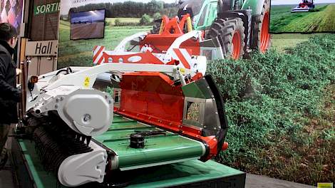 Het Oostenrijkse Reiter introduceert op de beurs een bandhark om het gras op een betere manier in het zwad te leggen. De machine brengt volgens de fabrikant minder grond in het zwad dan conventionele systemen en het afbreken van tanden, die mee het voer i