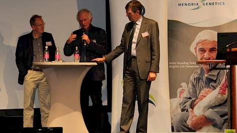 CLM-directeur Wouter van der Weijden (midden) en Dick Veerman van Foodlog (rechts) spraken op de bijeenkomst van studievereniging De Veetelers.