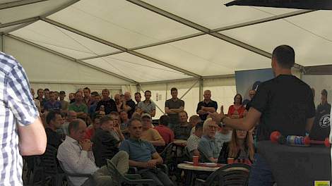 Zwier van de Vegte en Thijs Braam heetten de bezoekers welkom op de 'Melkers van Morgen'-bijeenkomst. Daarna werd de groep in achten verdeeld. De groepjes rouleerden over de acht workshops op het terrein van KTC de Marke.