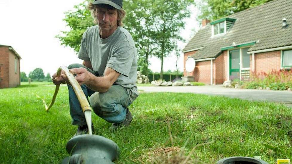 Henk Gommer liet in juni wekenlang de melk weglopen in de gierput, omdat FrieslandCampina de melk niet wilde ophalen. Gommer weigerde de KringloopWijzer in te vullen.