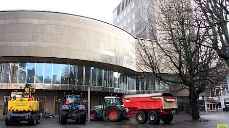 Donderdagmiddag 14 december stond niet het hele Malieveld vol trekkers, ook liepen de toegangswegen naar Den Haag niet vol met zwaar materieel. Achter het gebouw van de Tweede Kamer stonden slechts vier landbouwvoertuigen opgesteld.