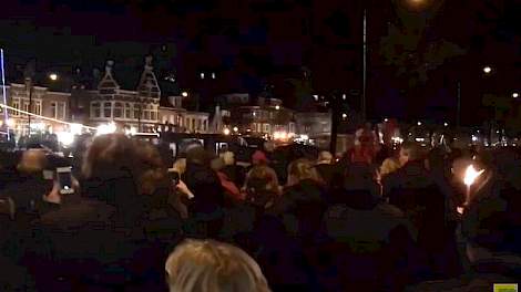 Burgers uit Groningen begeleiden het boerenprotest in Den Haag met een fakkeloptocht, zoals de boeren op 19 januari met hun trekkers het burgerprotest in Groningen kracht bijzetten.