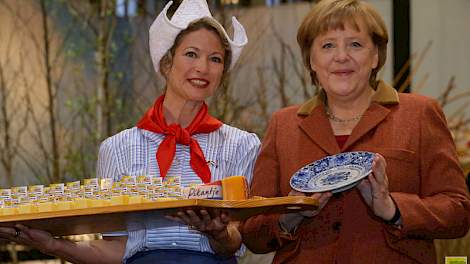 Minister president Angela Merkel samen met 'Frau Antje' op de Gruene Woche beurs in Berlijn in 2013.