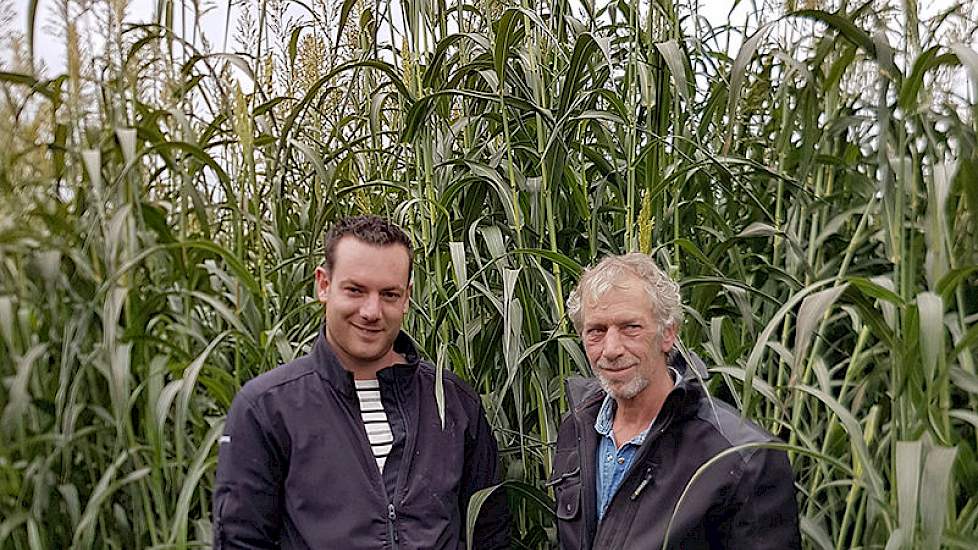 Melkveehouder Leo Hooijen (r) uit Lage Mierde en adviseur Daan Bressers van Neutkens