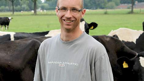 Henry de Boer uit Klarenbeek ontwormde zijn tweedekalfskoeien. Binnen 4 weken steeg de melkproductie met 5 tot 6 liter per dag.