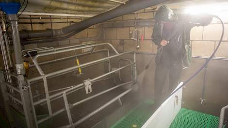 reinigen en ontsmetten varkensstal