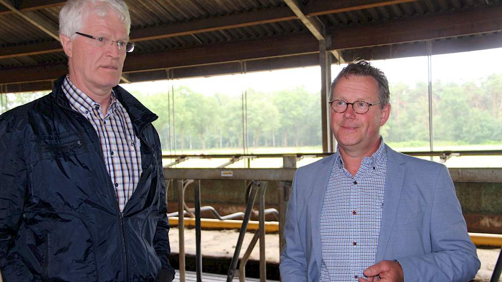 Willem Koops van ZuivelNL en Wil Meulenbroeks vakgroepvoorzitter LTO na afloop van de presentatie van de LTO-melkprijsvergelijking op melkveebedrijf Dennenburg van de familie Meulenbroeks in Lage Mierde.