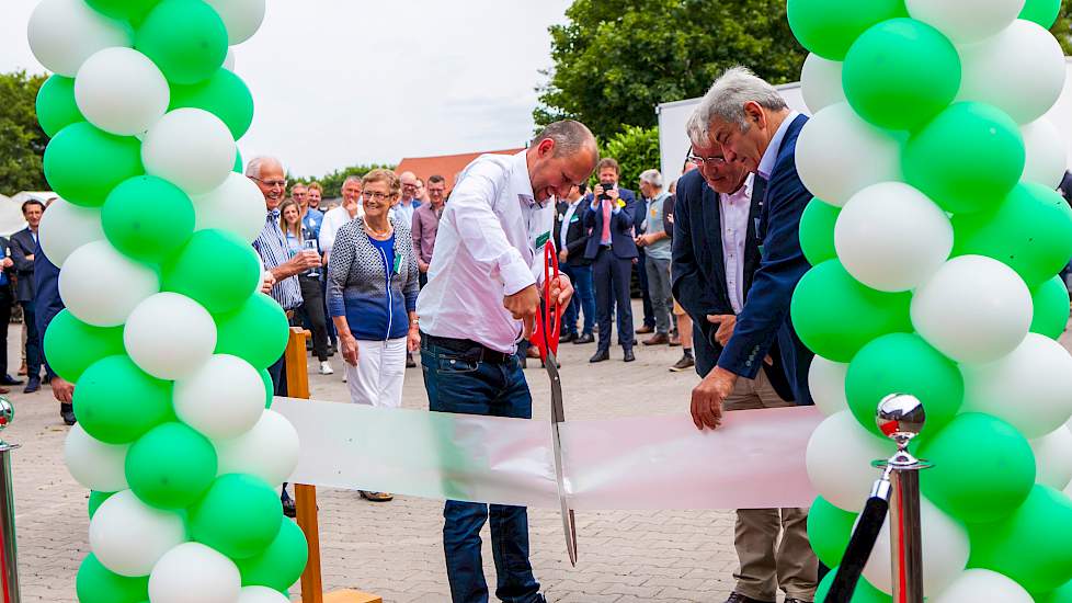 De eerste HyCare Melkvee Rendementsstal is op 14 juni 2018 officieel geopend door de melkveehouder Jos Seuntiëns, Hans Huijbers voorzitter ZLTO en Martien Schippers, oprichter MS Schippers.