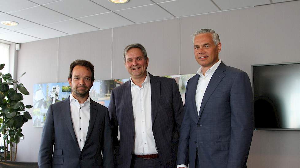 Ondertekening HyCare investeringsfonds door (vlnr) Mark Schippers, René Coppens en Roland van Loon
