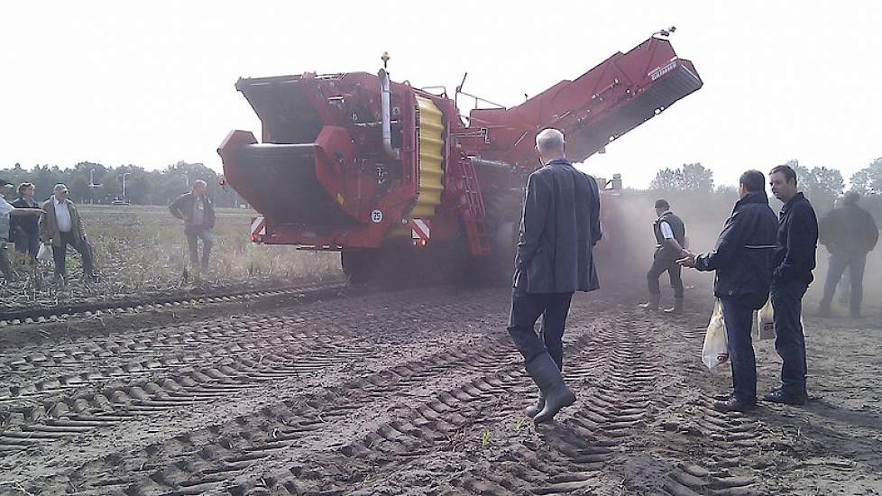 De Grimme Varitron 270 rooier rooit twee rijen tegelijk met een Mercedes Benz motor van 320 pk.