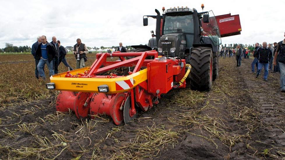 De Zibo frontrooier FR02 rooit twee rijen aardappelen en legt ze tussen de twee ruggen ernaast.