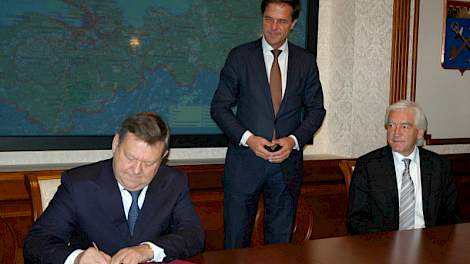 Gouverneur Serdjukov van de Leningrad Oblast, Commissaris van de Koningin van den Berg en ministerpresident Rutte bij de ondertekening van de intentieverklaring