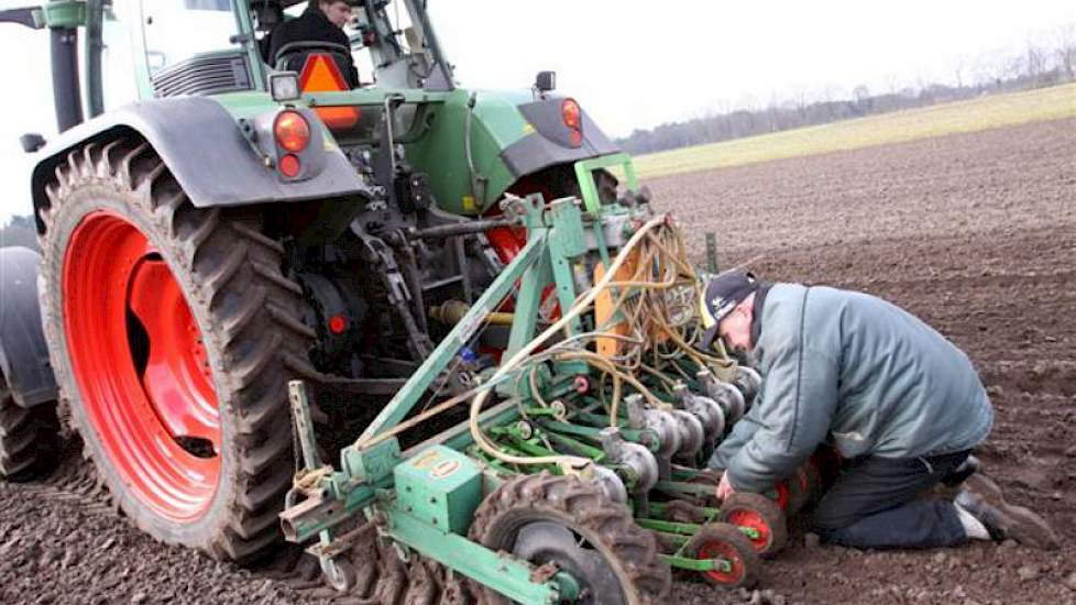 Vroeg uien zaaien op zand in het zuiden om telers op klei voor te zijn in de hoop op betere prijzen